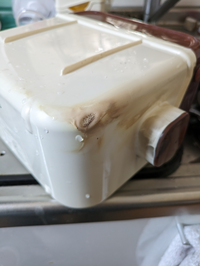 陶器のお皿が電子レンジで焦げがこびりついてしまいました