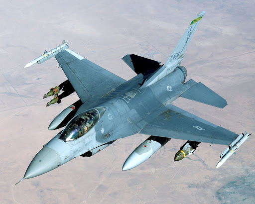 F-16戦闘機の塗装について質問です。機体上面の塗装で一番よく見るものは前後でのツートンカラーです（前＝薄いグレー、後＝濃いグレー）。どうして決まってこの配色なのでしょうか？ また、他の米軍機ではこの配色が一般的に採用されていないのはどうしてでしょうか？お教え下さい。