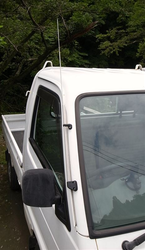 このような昔の車のアンテナです。感度が悪いので、アンテナにアース線 