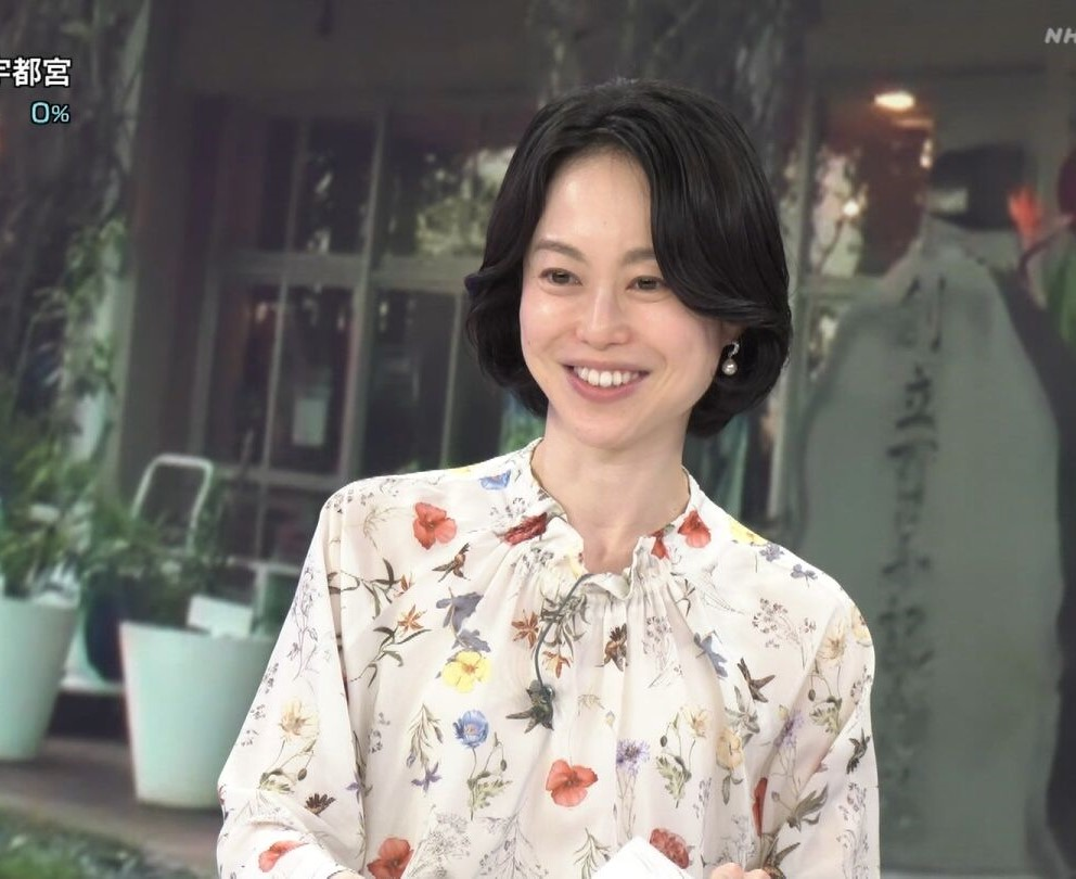 質問です。 1.Liveニュースーンの池田伸子アナ、ホワイトベースのカラフルな花柄トップスはよくお似合いでしたか？ 2.綺麗度は如何でしたか(100点満点で)? (◆danさん専用◆)