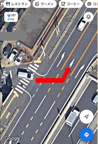 これは違反になりますか？ 左の車が、赤い走路で走行しました。 黄色破線から真ん中のラインに入りました。 よろしくお願いいたします。