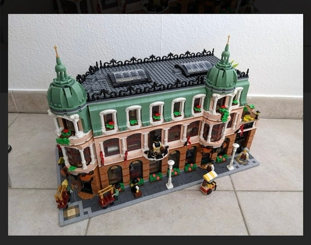 LEGOに詳しい方にお聞きしたいのですが LEGO モジュラービルディング10297（ブティックホテル）について質問です。 この画像のように大きくしたいのですが、同じ物をもう一つ取り付けたらこの画像のようになりますか？