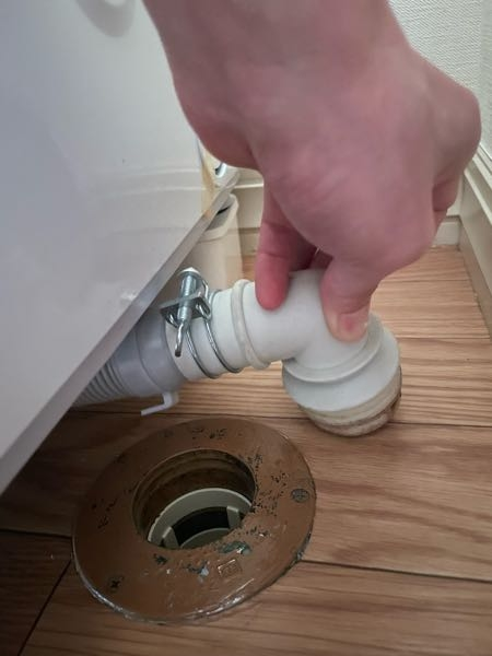 洗濯機の排水口の部品がエルボと受け皿しかないのですが、これは正常ですか？ ちなみに穴から風が吹くし、下水の臭いが凄いです。 受け皿には水が貯まっています。