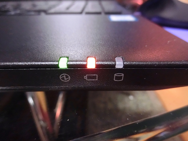 NECのノートパソコンなんですが、いつもACアダプターで使っています。今見たら電池のマーク？（真ん中の）がオレンジ色に光っているのですが何を示しているのですか？