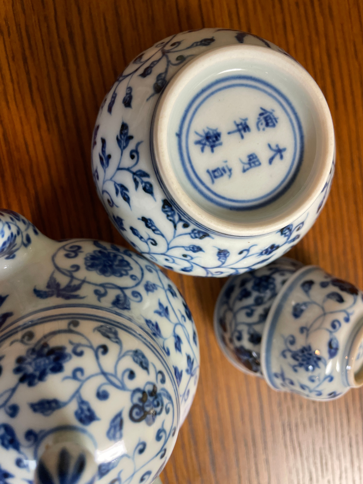 大明宣徳年製」と書かれた茶器セットを見つけましたが、こちら偽物