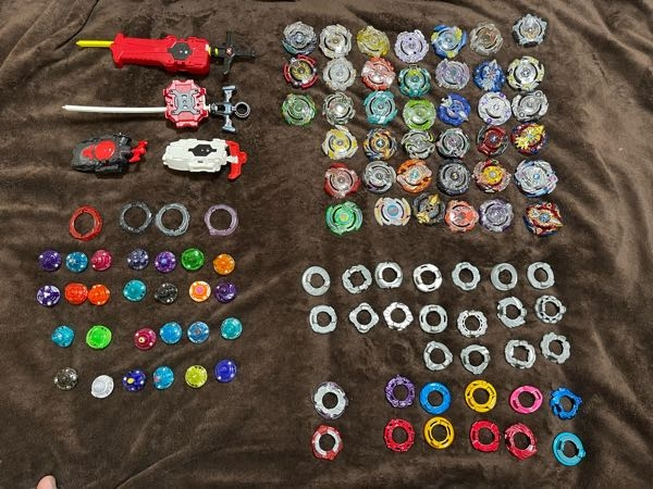 値下げベイブレードバラバラ ベイブレードについてです家に大量のベイブレードがありました。部品