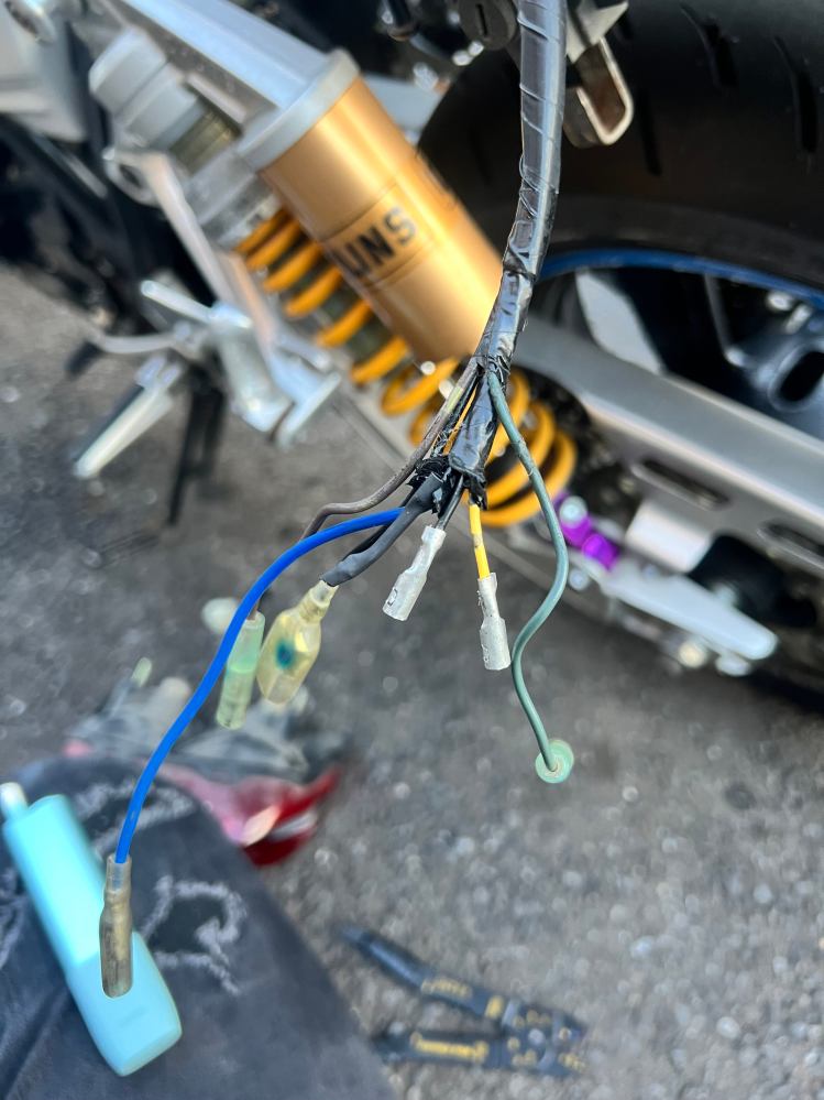 XJR400にCBXテールランプをつけたいのですが、配線が分かりま XJR400にCBXテールランプをつけたいのですが、配線が分かりま