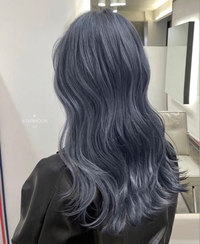 この青っぽいグレーの髪色はは地毛の黒髪から何回のブリーチで出来そうですか？