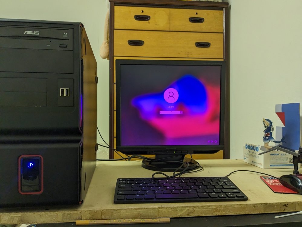 パソコンの画面がピンクなのですがどうすれば良いでしょうか？