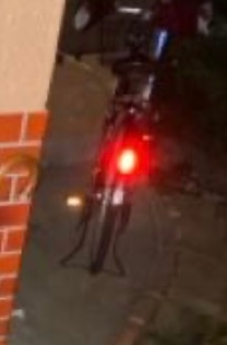 この写真をご覧ください。 自転車のテールライト、光ってるように見えますがいかがでしょうか？ 古い自転車です。 中古で購入してから、すでに十年近く経ちます。 テールライトを取り替えたりしていません。 