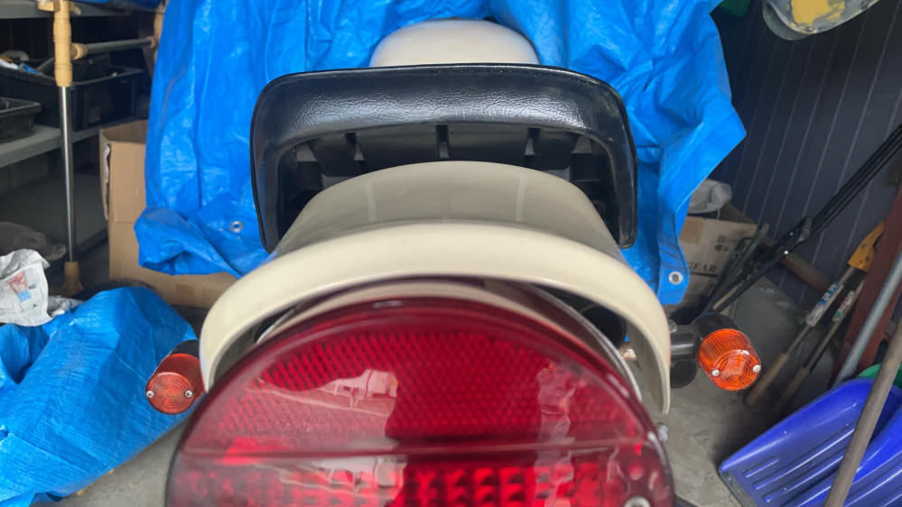 ゼファー400に750のテールを付けたいのですがシートと形状が合わ