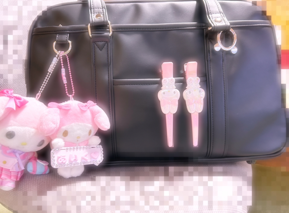 このスクバって変ですか？キーホルダーがまだ全て届いてないので
