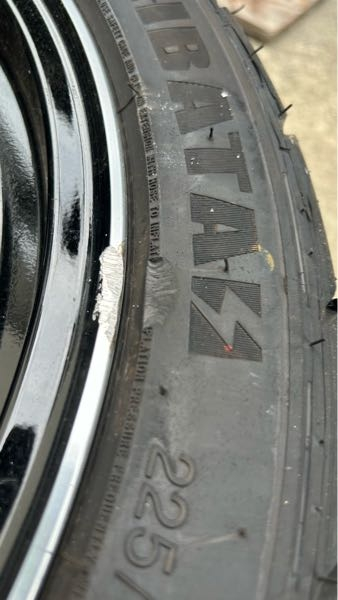タイヤのサイドウォールのえぐれ・傷・キズについて縁石に擦りタイヤの 