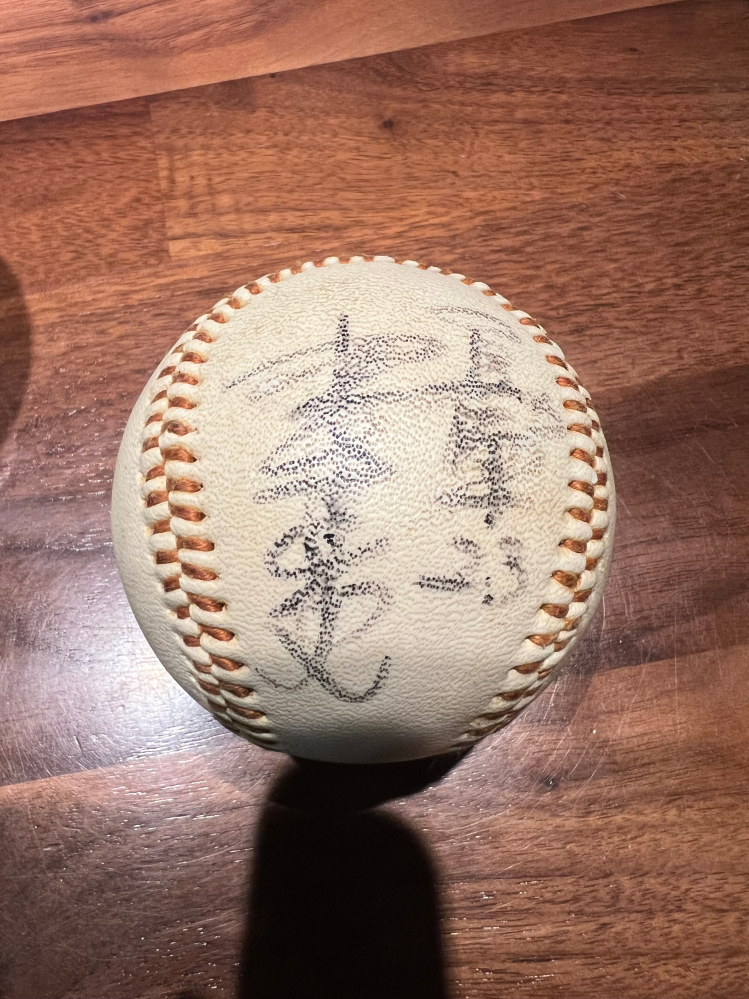 野球のサインボールが誰のサインかわからずに質問です。子供が