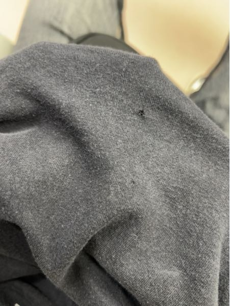 緊急です。最近Tシャツに穴が空いてることが多いです。写真のような穴 