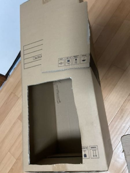 Amazonでスポットクーラーを買いあまり冷えなかったので返品したいです。しかし届いた時のダンボールを息子が穴を開けてしまいました。穴の大きさは、30cmと結構でかいです。どうすればいいですか？ そのまま別のダンボールを穴の大きさに切ってガムテープで貼り付ければ返品できますか？もしもダメだったらダンボールは、どうすればいいですか？ヤマト運輸や佐川急便に頼めば梱包してくれますか？ついでに返品の仕方もお願いします。料金とか？出来ればすぐ教えて下さい！