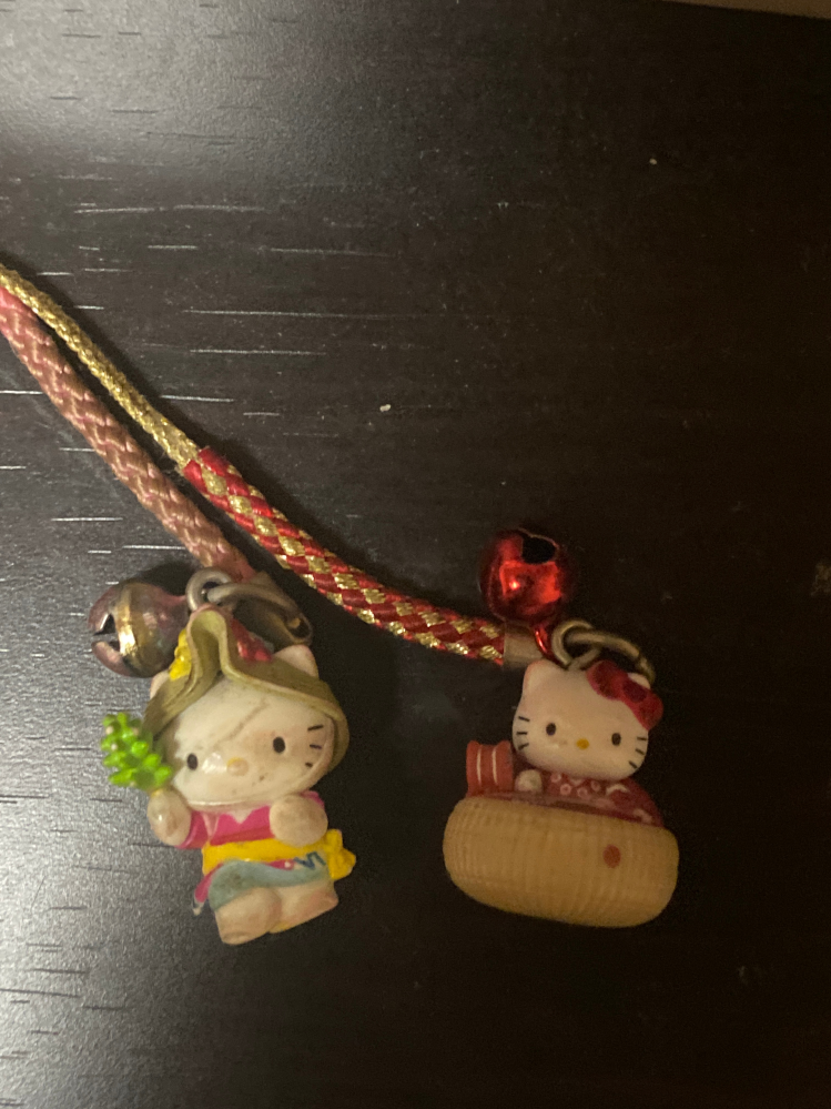 ご当地キティストラップについて質問です。この2つのストラップ