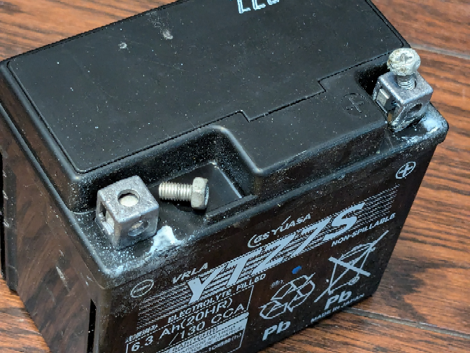 バイクのバッテリーを充電しようと外したら、両側の端子に白い粉や液体