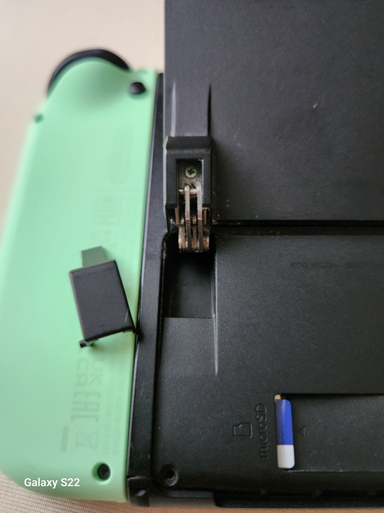 至急！！有機ELのヒンジ？っていうところがとれてしまって直し方がわ 