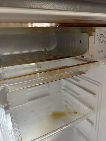 小型冷蔵庫の霜取りをした翌日、庫内に茶色い液体が漏れ出てきました 