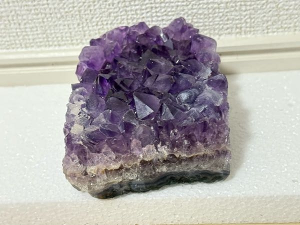 海岸で拾った謎の石の正体が知りたいです。先日、家族で海に行った際に
