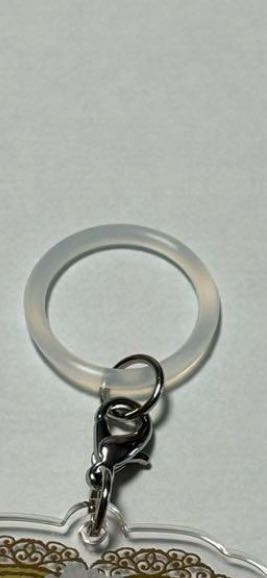 こういう付け方のキーホルダーってどうやって付けるのでしょうか？スマホケースにつけることは可能ですか？スマホケースの充電をさすところにかけてつけたいです。 