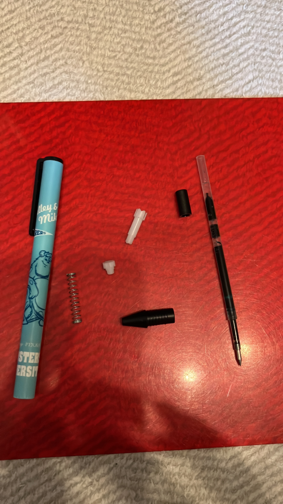 説明の仕方が難しいのですが、ノック式のボールペンをノックしたら部品