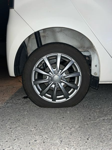 至急です！これってパンクですか？右後輪だけです。コンビニ車を停め