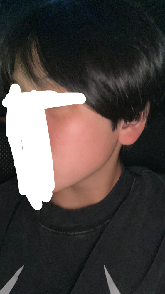 画像あります。顔の余白がありすぎて顔が大きく見えます。どうしたら 