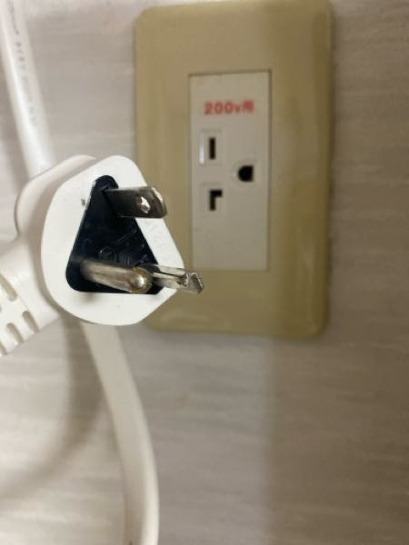 エアコン用の電源コンセントが200V用のものが付いています。エアコン 