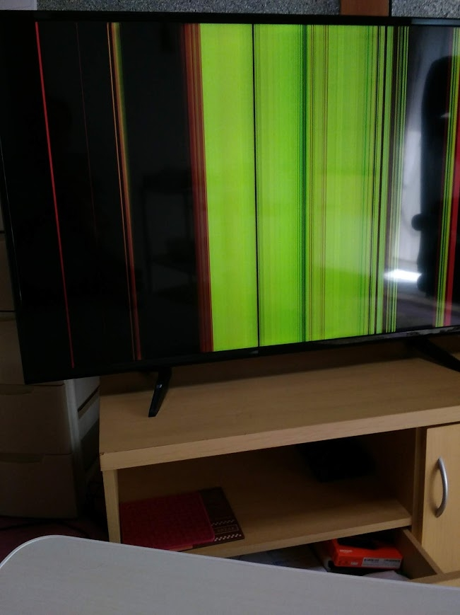 4年程前に購入した50型の液晶テレビの画面が縦線の虹のような映像に