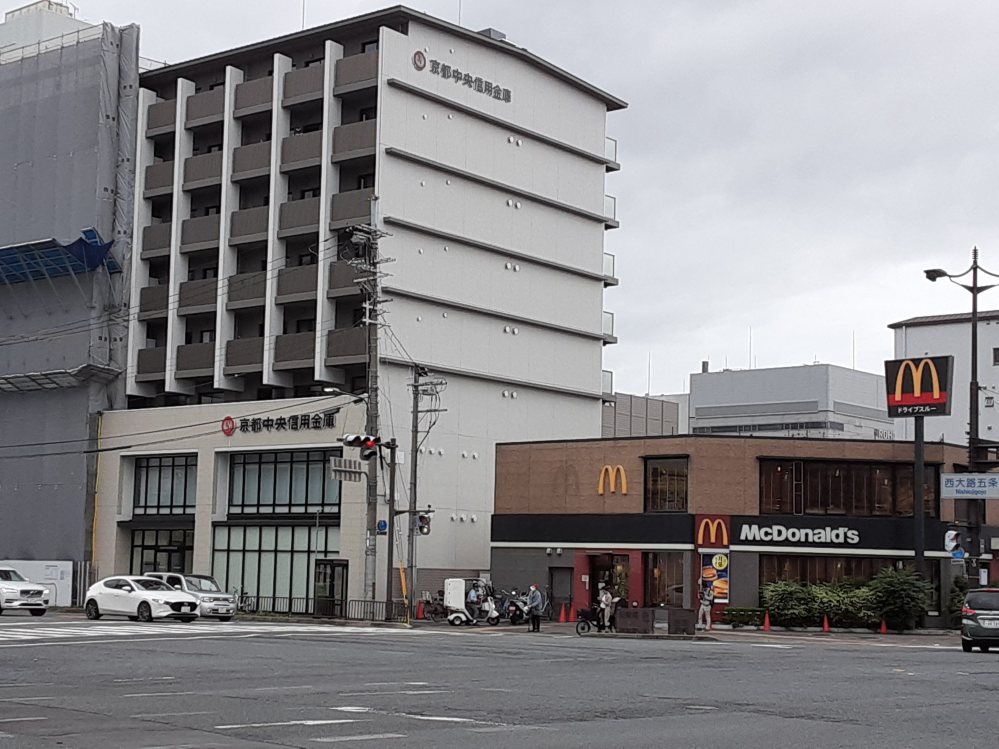 京都中央信用金庫の西大路五条店に併設されているマンションは一般の人でも住めるのでしょうか？それとも京都中央信用金庫の社員さんの単身赴任寮になるのでしょうか？