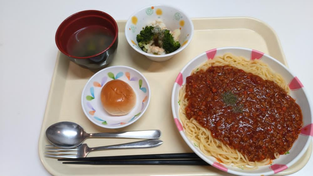 ミートスパゲッティ？ 本日の社食なり ミートソースの味はかなり塩っぱくて、血圧にダメージ来そうなくらい あなぼん これ食えるか？（笑）