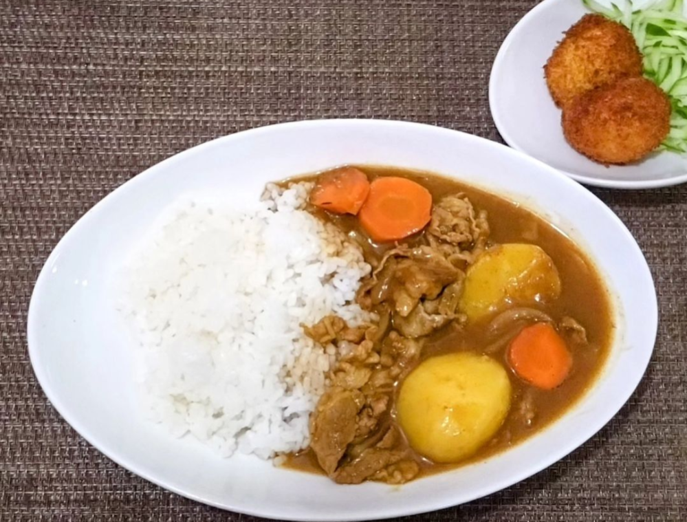 カレー？ カレーライスに、何かしらサイドメニューを付けますか？ ミニじゃがいもフライ、サラダなど