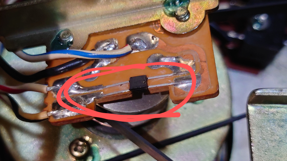 カセットデッキを修理しているのですが、電子部品の名称がわからなくて困っています。近くに磁石があるので磁気センサー的なものだと思うのですが、正式名称がわからないので教えていただけるとありがたいです。