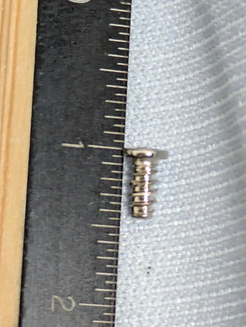 カメラレンズのマウント部のネジを紛失してしまいました。 同じものを購入したいのですが、型番が分かる方いらっしゃいますでしょうか。 TAMRON18-300mm Xマウントです。 宜しくお願いいたします。