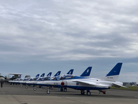 ブルーインパルスについて質問です。この写真の右端に写っている