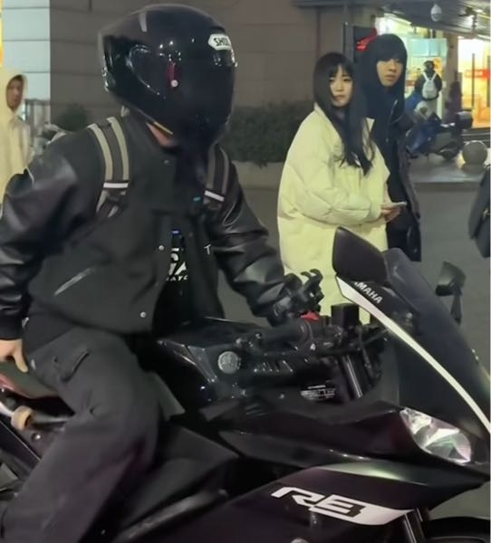 このようにバイクに乗る時にスケボーをケツに敷いて走るのはいいのでしょうか。 やろうとかではなくて、シンプルな疑問です。 よろしくお願いします。