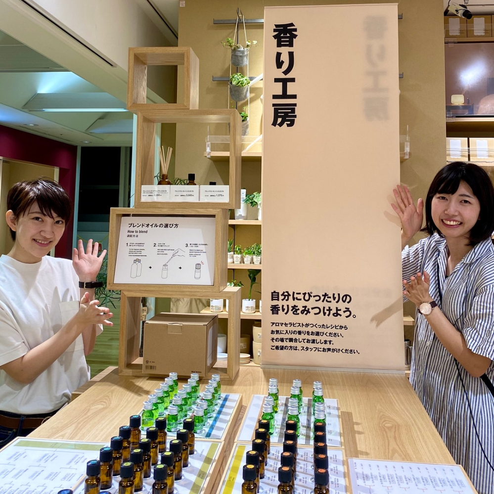 Aesop (イソップ)や無印良品の店内の香りについて 店内がアロマオイル/精油、お香? がもくもくすごい濃度で香る店舗がありますが(イソップの路面店などは店外にまで香ることも)、あの濃度というか香りの強さはどういう仕掛けでやっているのでしょうか？ (自宅の8畳の部屋でアロマディフューザー1台を使ってやっても、ああいう香りの強さまでには至らず)