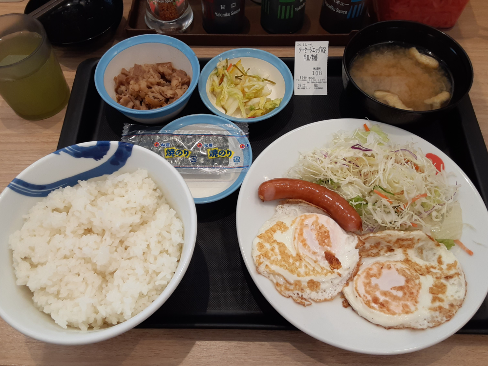 松屋で「目玉焼きの黄身固めで」と店員に頼んでも、時間で10分以上かかった割には、だいたい黄身が半熟状態で提供されます。松屋の調理場の鉄板は、あまり高温加熱できないのでしょうか？ 電子レンジで玉子を加熱し過ぎると爆発するので電子レンジだけで黄身を固めるのは無理だとしても、他に黄身を完全に固める方法はあると思うのですが…松屋の店員さんに、どういうふうに頼めば黄身ガチガチの目玉焼きを提供してもらえますか？画像の目玉焼きは、パッと見、黄身固めに見えますが、黄身を、お箸で突っつくと半熟状態でした。