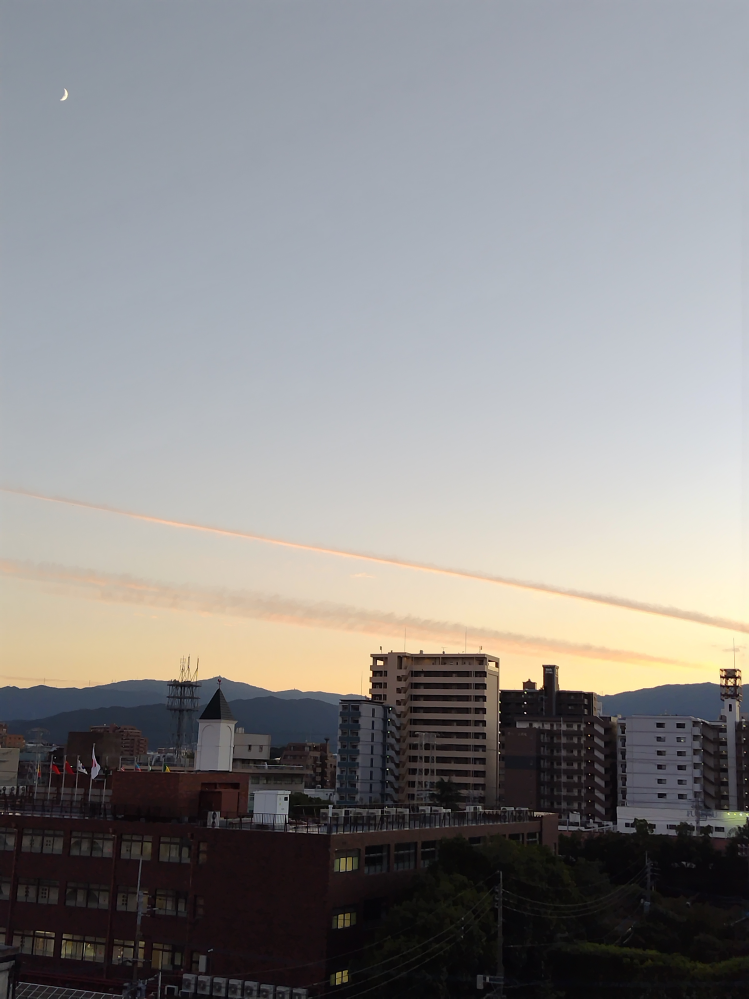 この雲は何雲ですか？私が住んでる地区はこの方角でこの高度で飛行機は飛ばないので、飛行機雲ではないと思います。 2024.11.7 17:30頃撮影