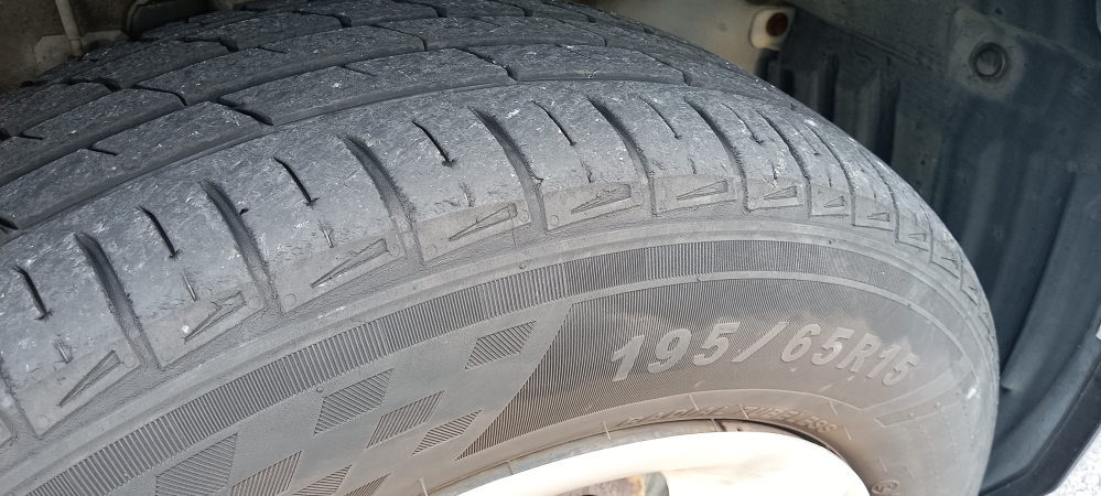 タイヤについて交換して4年経つタイヤなんですが見た感じスリップサイ 