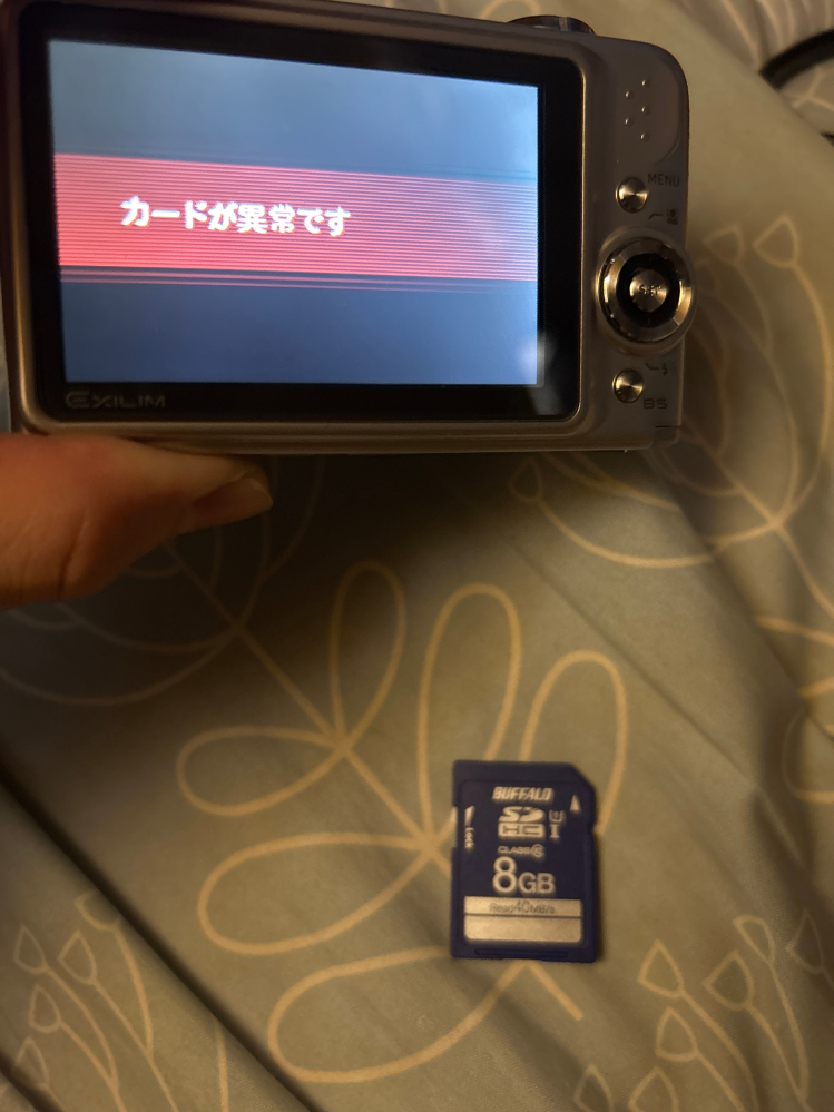 メルカリでデジカメを買ったのですが、sdカードを入れるとカードが異常