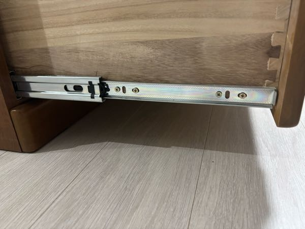 スライドレール式の引き出しが勝手に開いてこまっています。直す方法