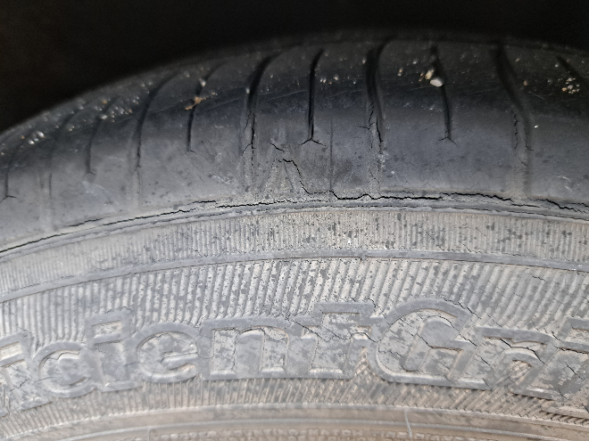 車検の際、タイヤ全て交換したほうがいいといわれました。タイヤの溝は 