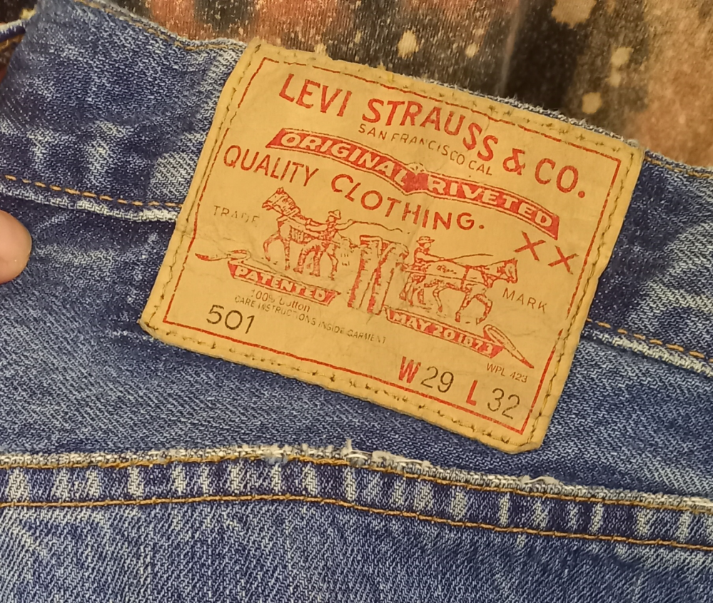 古着屋でLEVI’Sのジーンズを購入したのですがジーンズについてあまり詳しくないので誰か年代など詳細教えてください。 特徴は形はストレート、前はボタンフライ。 セルビッチ(赤い縫い目)、ボタン...