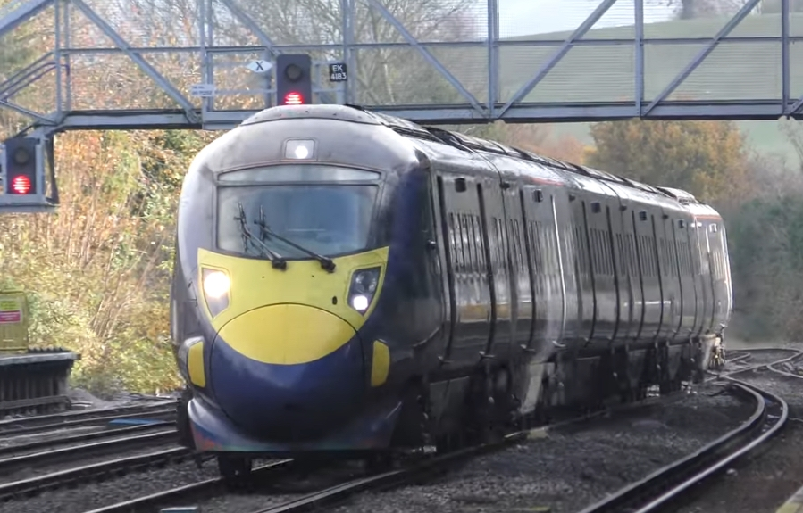 イギリスの鉄道について質問です。 イギリス鉄道で写真のように電車が非電化区間を走れているのは、なぜですか？