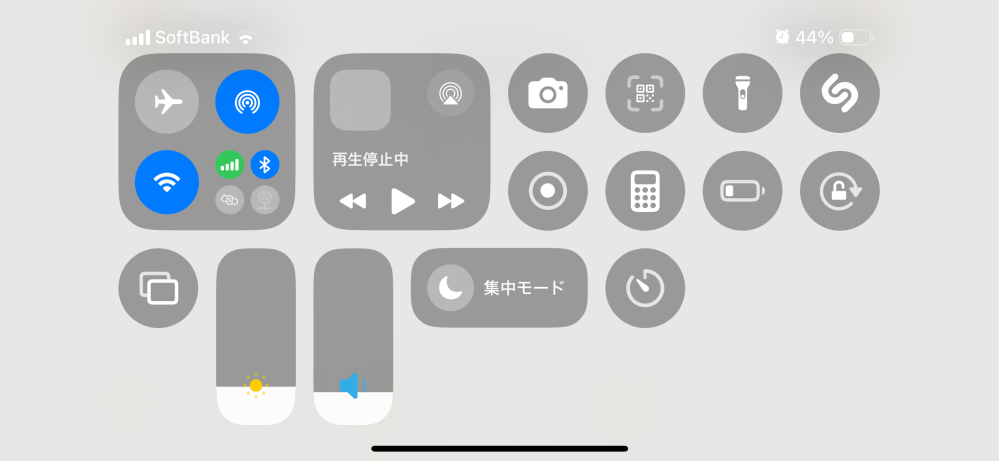 iPhoneについて質問です。 最近iOS18に更新をしました。コントロールセンターがお洒落だなと思ったのですが、画面を横にした時に配列が崩れてしまい凄く見栄えが悪くなってしまいます。 以前までの様な配列にできないでしょうか？