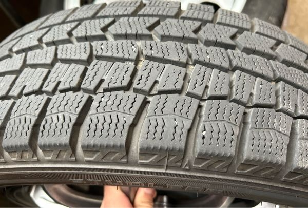 2021年の冬に購入したDUNLOP WINTER MAXXが4年目になります。 硬さを履歴で判断できますか？ 車屋さんなどに持ち込まないとやはりわからないでしょうか？ ひび割れなどもないので、来年新しく買い替えようと考えているのですが、寿命でしょうか？