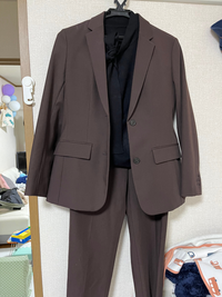 七回忌の服装について質問です。

画像の様な濃い茶色のパンツスーツで問題ないでしょうか？ 